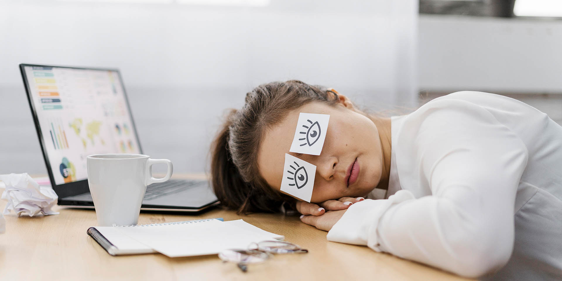 Man sitting in the psychologist’s office and talking about probl